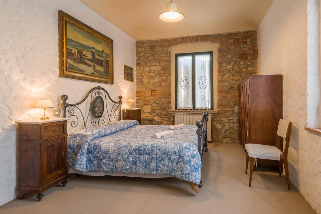Agriturismo Santa Croce Сан Джиминяно Стая снимка