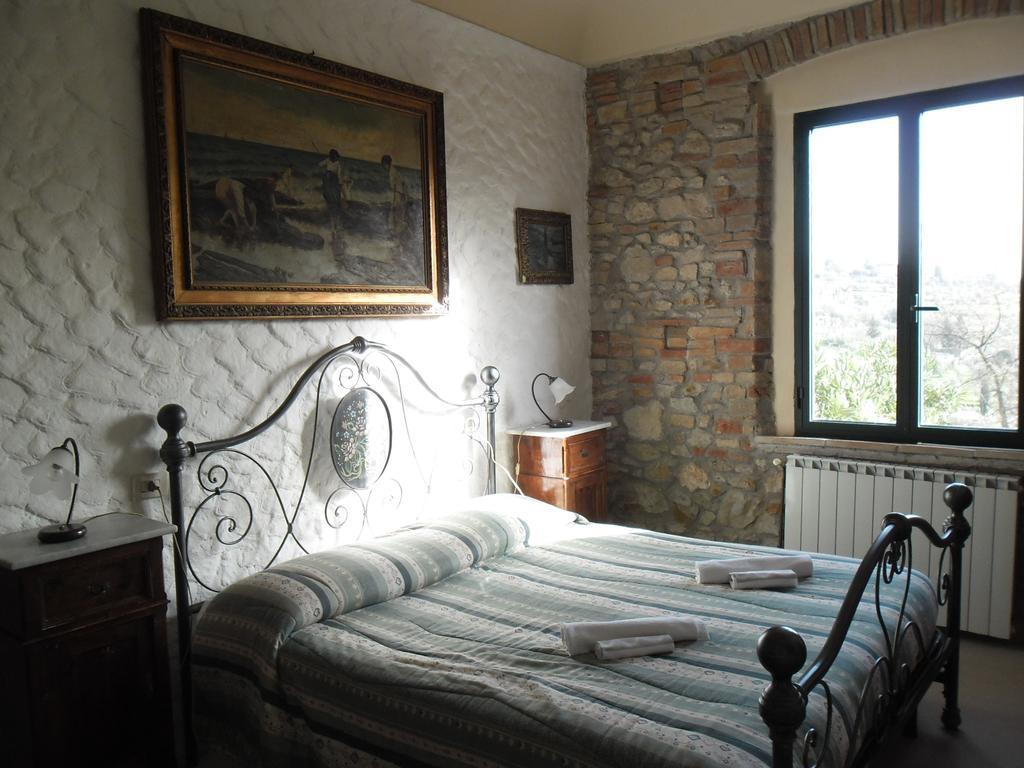 Agriturismo Santa Croce Сан Джиминяно Стая снимка