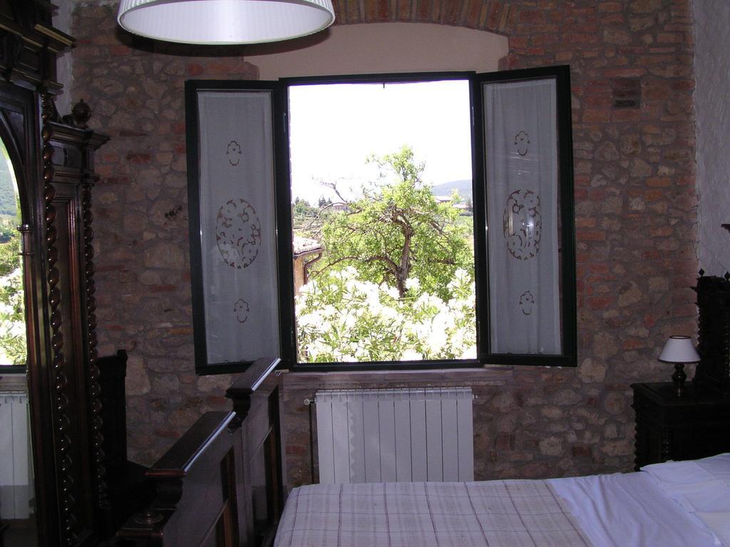Agriturismo Santa Croce Сан Джиминяно Стая снимка